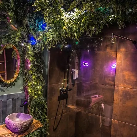 Loveroom Very Good Trip Avec Jacuzzi Privatif Love hotel Staple