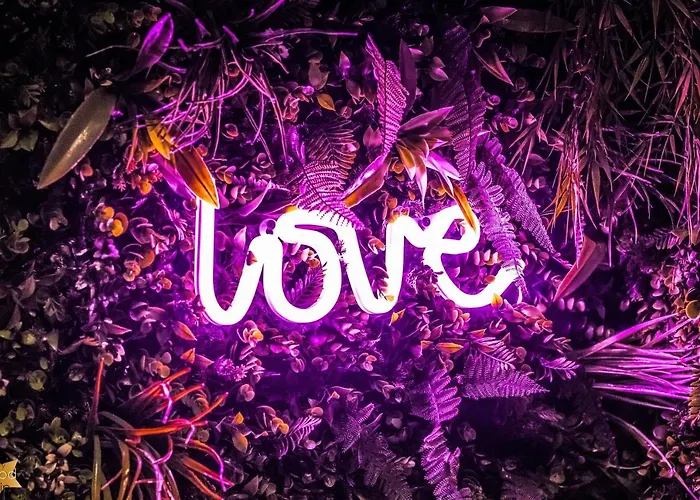 Love hôtel Very Good Trip Avec Jacuzzi Staple