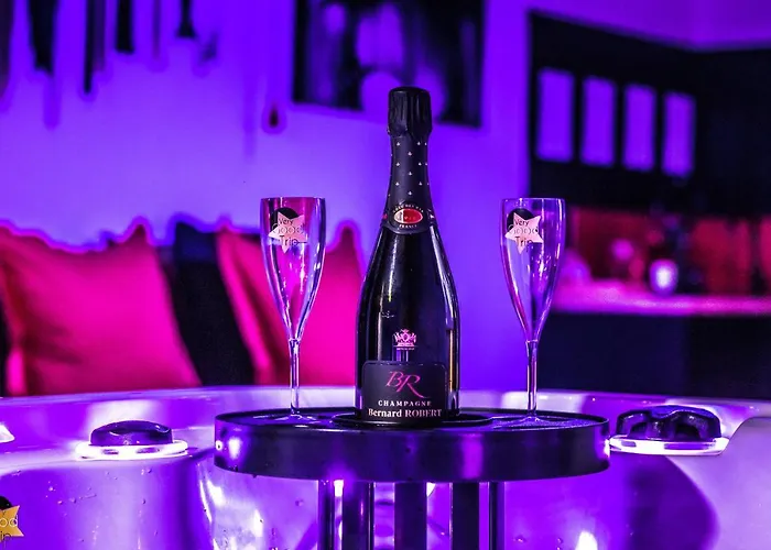 Very Good Trip Avec Jacuzzi Love hôtel *