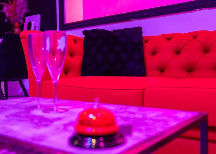 Very Good Trip Avec Jacuzzi Love hôtel Staple